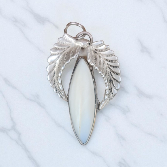 Vintage Sterling Navajo White Coral Feathered Pendant Ōo9